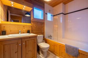 Un baño con inodoro, lavabo y bañera. en Chalet Les Alpins, en Le Fernuy 14 fotos más