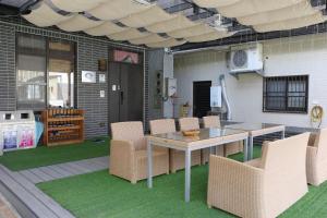 eine Terrasse mit Tisch und Stühlen auf einem Deck in der Unterkunft Lost in Memory in Sanxing Township