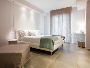 biała sypialnia z dużym łóżkiem i oknem w obiekcie Manè Boutique Hotel w mieście Roseto degli Abruzzi
