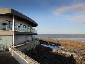 un edificio con vista al mar en Sea Side, en Westward Ho