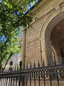 a black fence in front of a building at Le Petit Pendentif - cœur de ville cathédrale - rdc in Valence