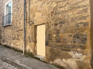 a door in the side of a brick building at Le Petit Pendentif - cœur de ville cathédrale - rdc in Valence