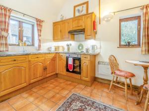 Køkken eller tekøkken på Rickyard Cottage- Uk45535