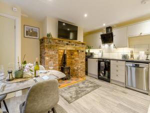 Η κουζίνα ή μικρή κουζίνα στο Brewers Cottage-Uk45454