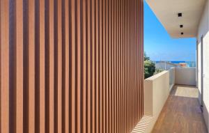 eine Außenansicht eines Gebäudes mit einer Holzwand in der Unterkunft 4 Bedroom Awesome Apartment In Kaukana in Marina di Ragusa