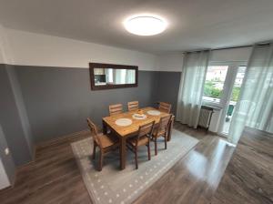 a dining room with a wooden table and chairs at Ferienwohnung Saika in Diefflen