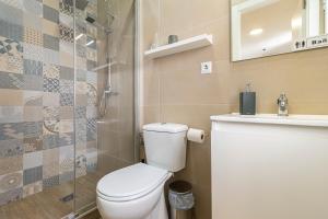 ein Badezimmer mit Toilette, Waschbecken und Dusche in der Unterkunft Apartamento Santa Clara 3 in Jerez de la Frontera + 28 Fotos