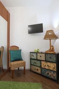 Μια τηλεόραση ή/και κέντρο ψυχαγωγίας στο Apartments Le Rondini 3