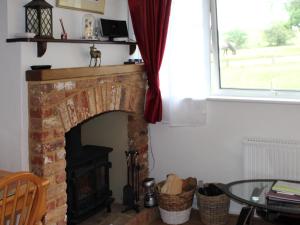EllinghamBrookside的带壁炉的客厅配有桌子和窗户