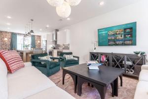 Χώρος καθιστικού στο Luxe 4BR Retreat with Hot Tub & Skyline Deck