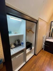 duża pusta lodówka w pokoju w obiekcie Perhentian Coralview-Island Resort w mieście Kampong Pasir Hantu +72 zdjęcia