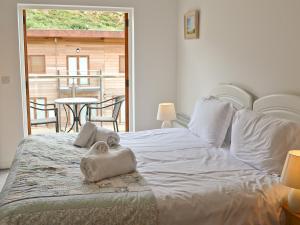 Un dormitorio con una cama con una toalla encima. en Porhellik, en Zelah