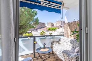 un balcone con due sedie e un tavolo di Boho Zen - T3 calme avec parking en ville a Montpellier