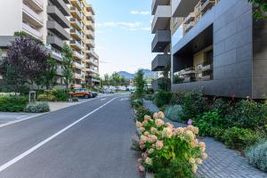 an empty street with flowers on the side of a building at JAD Luxury 3 Rooms Apartments Urban Plaza in Braşov
