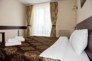 Un pat sau paturi într-o cameră la Faraon Hotel