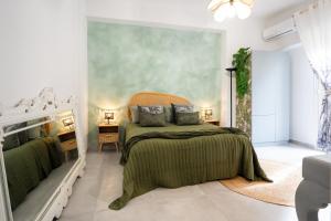 a bedroom with a bed and a painting on the wall at Casa Vacanze Cormun in Castellammare di Stabia