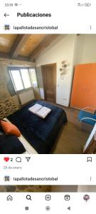Un dormitorio con una cama con dos toallas encima. en La pallota, en Camino