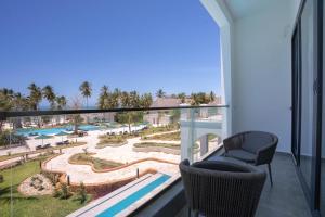 - un balcon avec vue sur un complexe dans l'établissement Tembo Kiwengwa Resort, à Kiwengwa