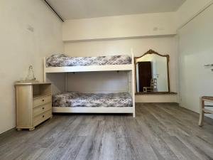 Dos literas en una habitación con espejo. en Ca' le Stelle,  9 fotos más