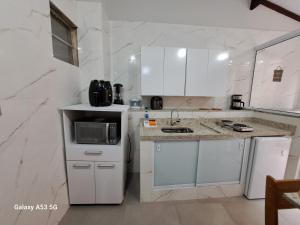 Kuchyň nebo kuchyňský kout v ubytování Lindo apartamento centro barra mansa