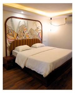 une chambre avec un grand lit avec une grande tête de lit dans l'établissement Event House, Mysore, à Mysore