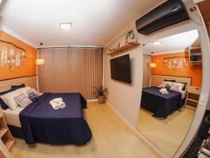 Televisyen dan/atau pusat hiburan di Studio de 2 Quartos com Ar condicionado 4 pessoas