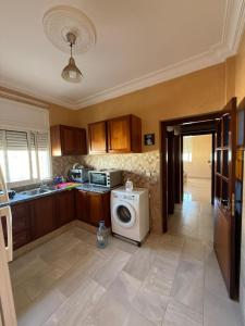 a kitchen with a washer and a washing machine at Appartement Ovalley SAFI in Safi