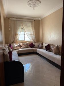 a living room with a couch and a window at Appartement Ovalley SAFI in Safi