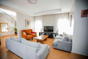 Televisyen dan/atau pusat hiburan di Four-Bedroom House in Gacuriro, Kigali, Rwanda, ANNUAL TENANCY ONLY