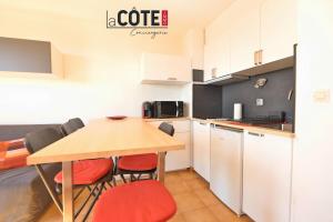 een keuken met een tafel en stoelen in een kamer bij Ciel et mer in Sausset-les-Pins +2 foto's