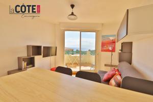 een woonkamer met een grote tafel en een bank bij Ciel et mer in Sausset-les-Pins