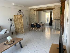un soggiorno con un divano e un tavolo di Gite du Trefoux logement le Villainois a Villaines-la-Gonais