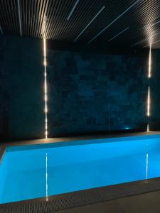 uma piscina com luzes na parede em Château Byurakan Hotel em Byurakan