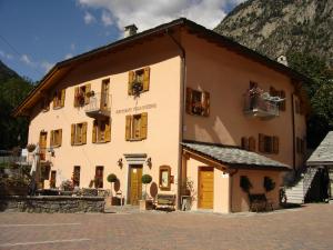 ein großes Gebäude mit gelben Türen und Fenstern in der Unterkunft Italo-Svizzero in Chiavenna