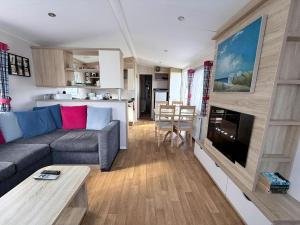 Kuchyň nebo kuchyňský kout v ubytování Lovely Caravan With Side Decking At Broadland Sands Park In Corton Ref 20160Bs