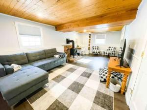 Posezení v ubytování Sparkling Saratoga 3BR home near Track and SPAC Dogs