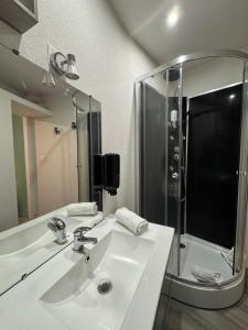 a bathroom with a sink and a large mirror at Cosy F2 , Marx Dormoy A WIFI in Clermont-Ferrand