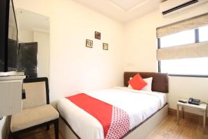 En eller flere senge i et værelse på Collection O Vijay Palace