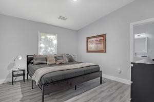 Ένα ή περισσότερα κρεβάτια σε δωμάτιο στο Close to Atlantic Ave, Beach! Hot Tub-5 Beds-King