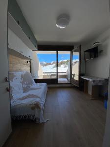 a bedroom with a bed and a view of the ocean at Studio 4 personnes, La Lauziere, La Joue du loup in La Joue du Loup