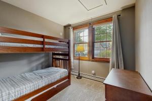 Postel nebo postele na pokoji v ubytování Kicking Horse Lodges 3-202