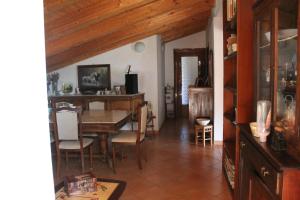 un soggiorno con tavolo e una sala da pranzo di B&B Da Mariella a Spigno Saturnia