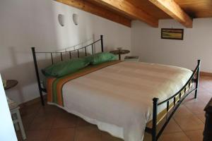 Spigno SaturniaにあるB&B Da Mariellaのベッドルーム1室(大型ベッド1台付)