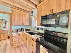 Η κουζίνα ή μικρή κουζίνα στο Tiny home with panoramic views & excellent stargazing