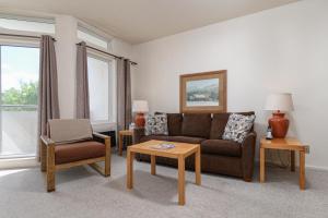 Ruang duduk di 203 Village Gate condo