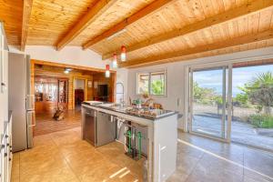 an open kitchen with a wooden ceiling at Finca La Charquita in Puerto Naos