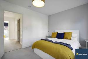 Postel nebo postele na pokoji v ubytování Reading 3 Bedroom Close to all Amenities w/Parking