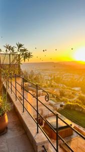 Η ανατολή ή δύση του ηλίου όπως φαίνεται από αυτό το ξενοδοχείο ή από εκεί κοντά