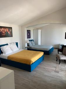 Un dormitorio con dos camas y un escritorio y una silla. en Villa paisible avec piscine privée, en Auribeau-sur-Siagne