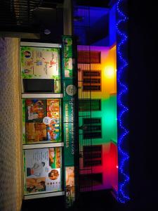 un frigorifero con una colorata esposizione di cibo di Anna rooms a Chegāt